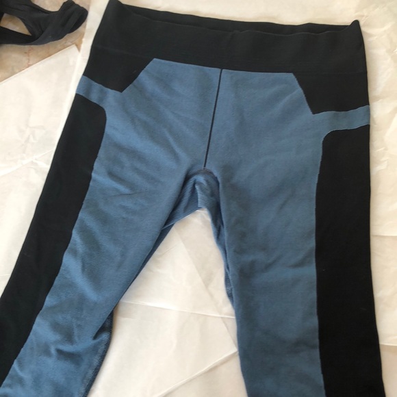 ✨Under armour compression capris✨ - Picture 3 of 5